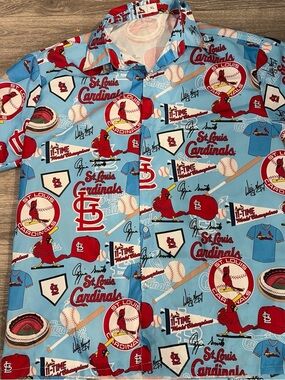 Short-Sleeve Button-Up Shirt in Light Blue and Red